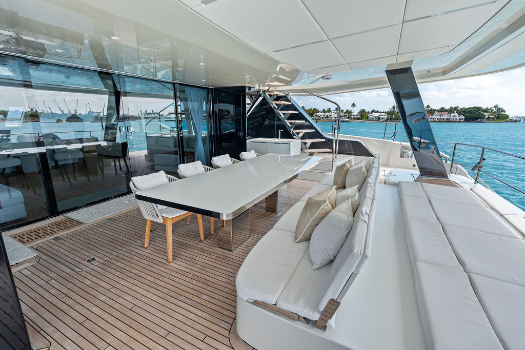 Aft dining & lounge area