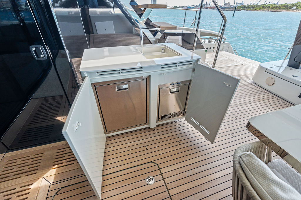 Aft deck wet bar