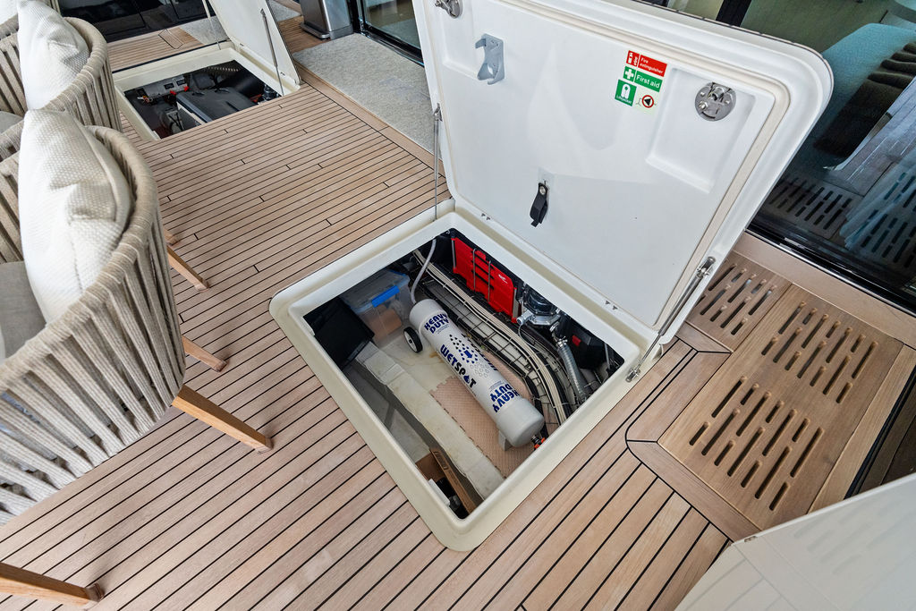 Aft deck storage compartment