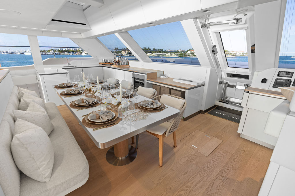 Dining area & helm station