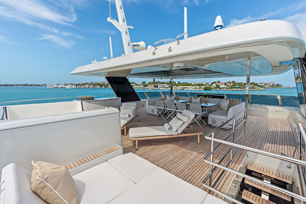 Flybridge lounge & dining