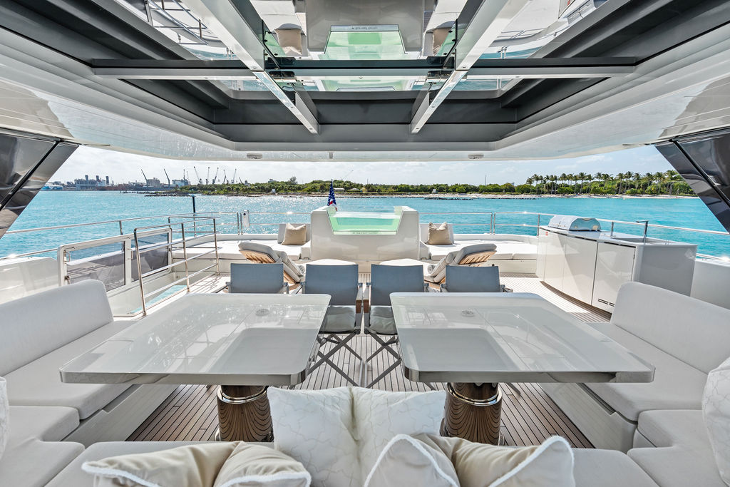 Flybridge aft dining view