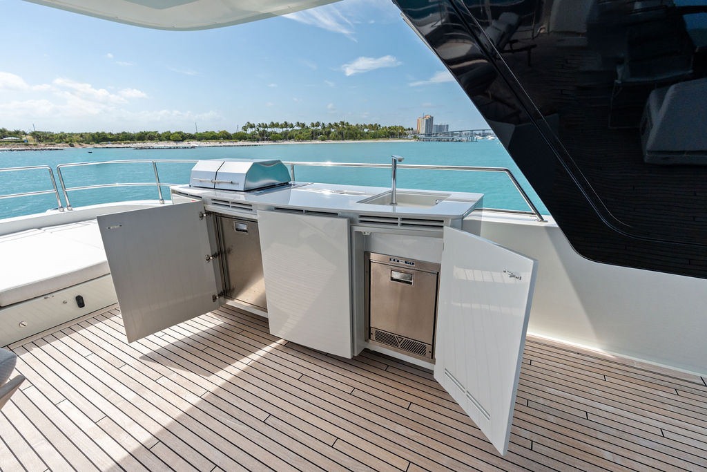 Flybridge grill & wet bar