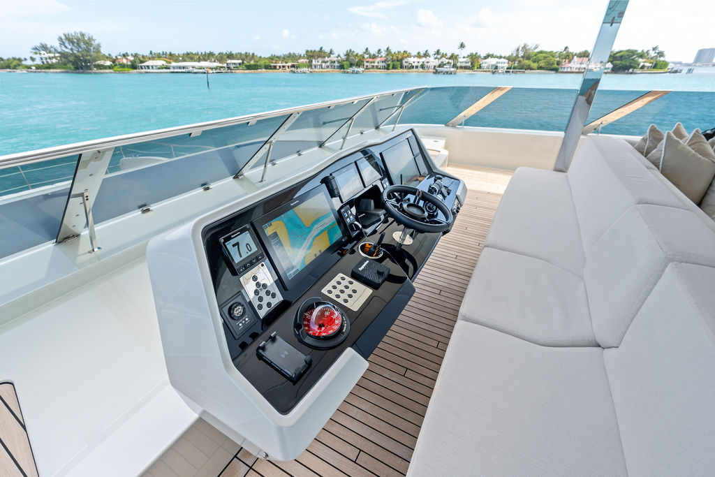 Flybridge helm station