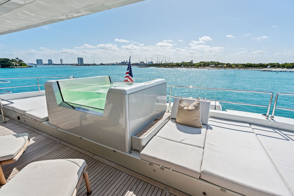 Flybridge jacuzzi