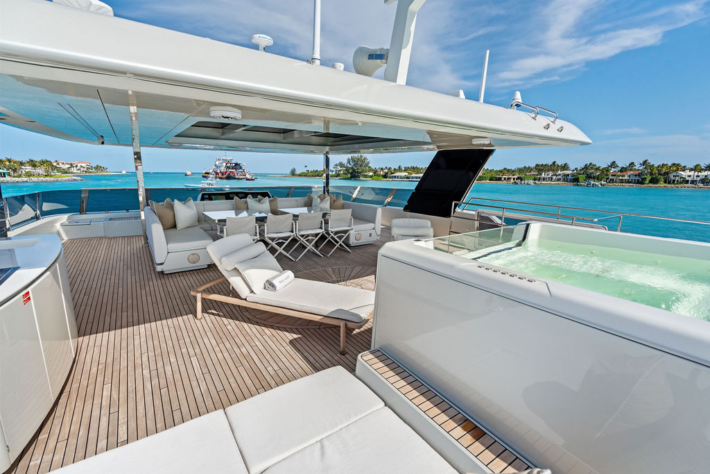 Flybridge jacuzzi & lounge