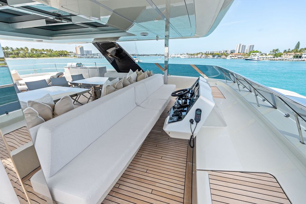 Flybridge lounge & helm overview