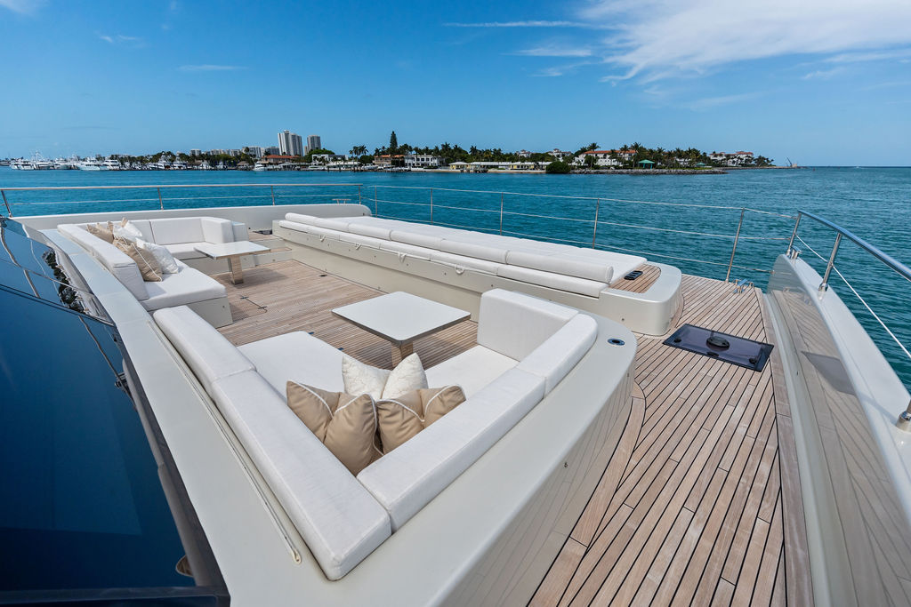Foredeck lounge panoramic