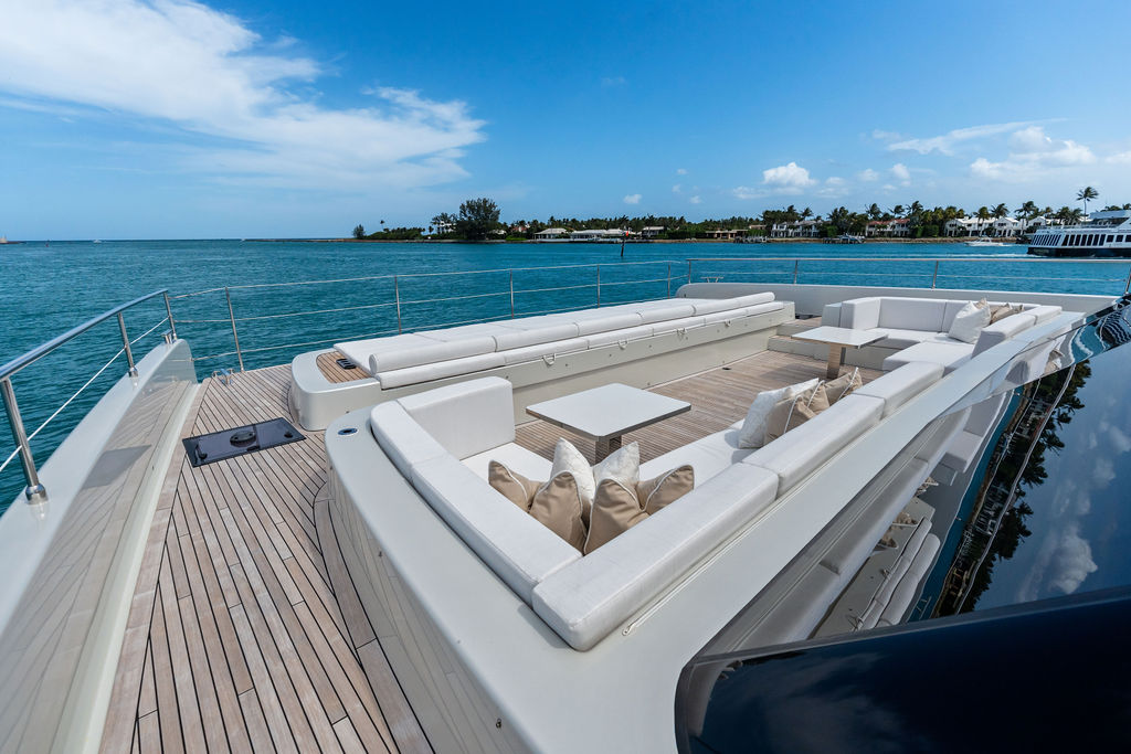 Foredeck lounge seating
