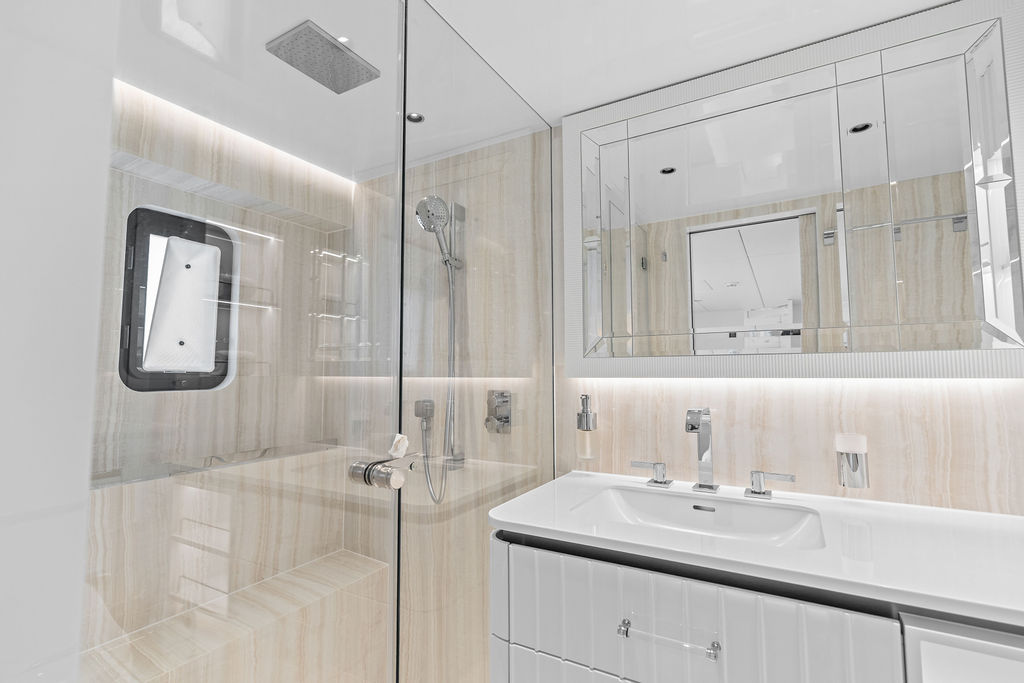Owner's en-suite shower