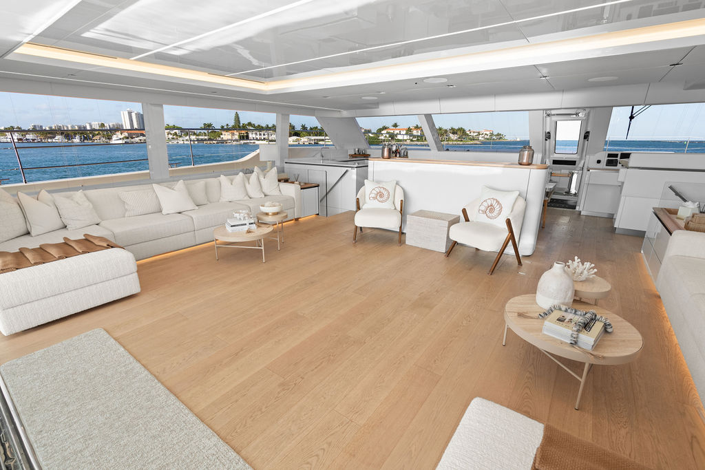 Saloon starboard lounge